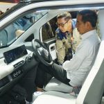 Presiden Republik Indonesia Berkunjung ke Booth Wuling Motors di IIMS 2023