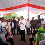 Presiden-Jokowi-Serahkan-Bantuan-Pangan-Beras-untuk-Masyarakat