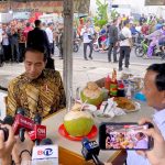 AllReleaseID-Momen-Presiden-Jokowi-dan-Menhan-Makan-Bakso-di-Warung-Pinggir-Jalan